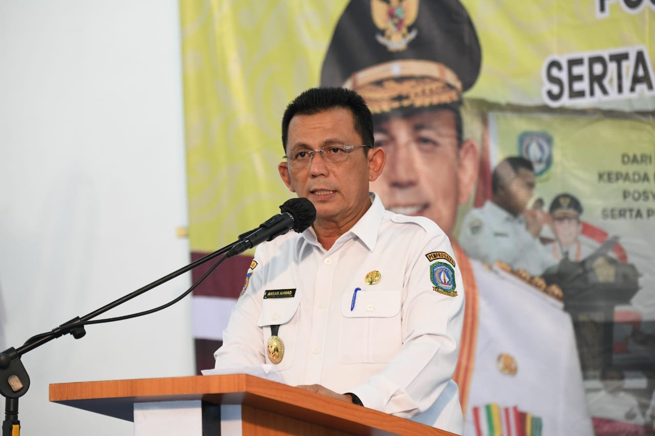 Gubernur Ansar Serahkan Bantuan Sosial Untuk Masyarakat Lingga Senilai Rp2,2 Miliar