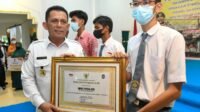 Gubernur Ansar Serahkan Bantuan Sosial Untuk Masyarakat Lingga Senilai Rp2,2 Miliar
