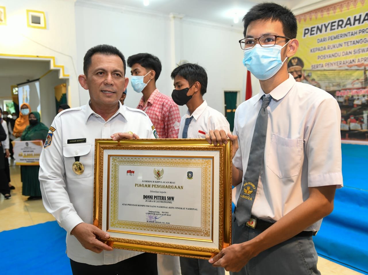 Gubernur Ansar Serahkan Bantuan Sosial Untuk Masyarakat Lingga Senilai Rp2,2 Miliar