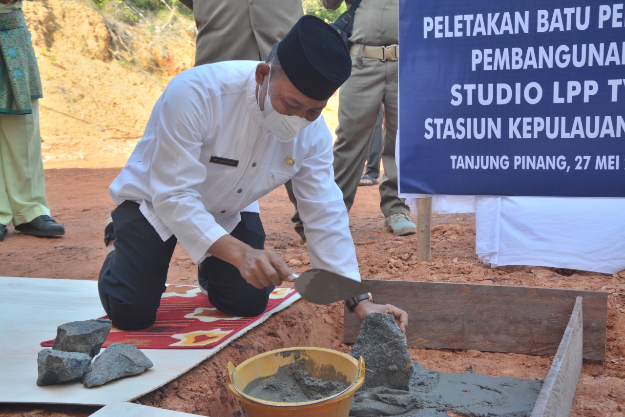 Sekda Adi Lakukan Peletakan Batu Pertama Pembangunan Gedung Stasiun LPP TVRI Kepri
