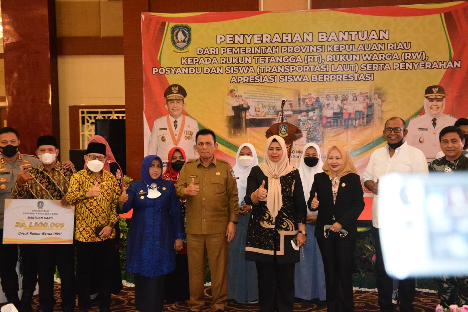 Gubernur Kepri Serahkan Bantuan Sosial untuk Masyarakat Tanjungpinang