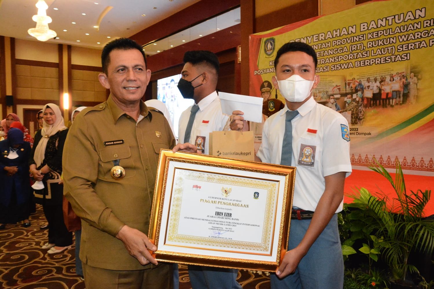 Gubernur Kepri Serahkan Bantuan Sosial untuk Masyarakat Tanjungpinang
