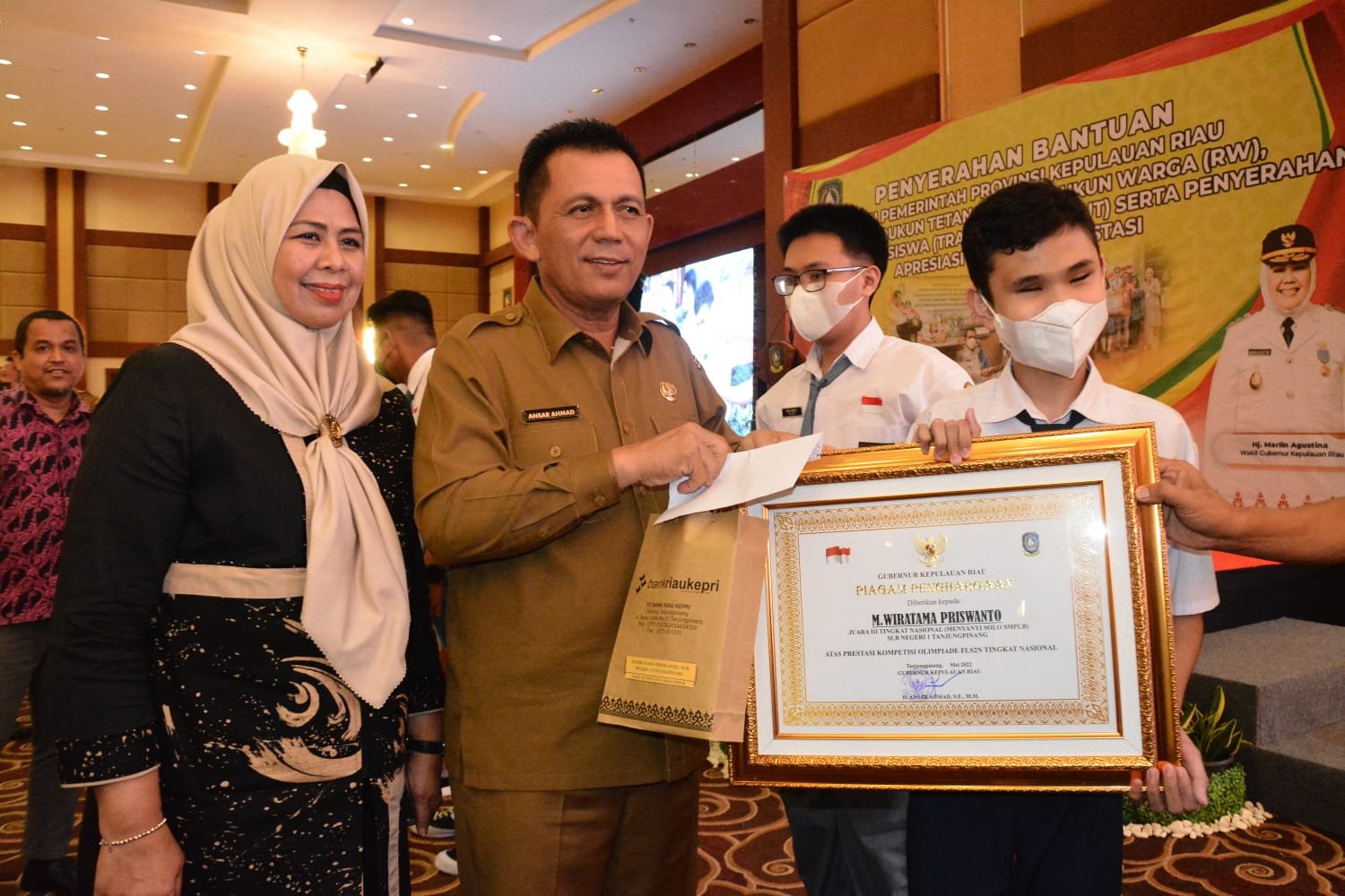 Gubernur Kepri Serahkan Bantuan Sosial untuk Masyarakat Tanjungpinang