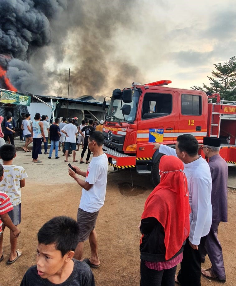 Gubernur Ansar Saksikan Proses Pemadaman Kebakaran Kios di Punggur