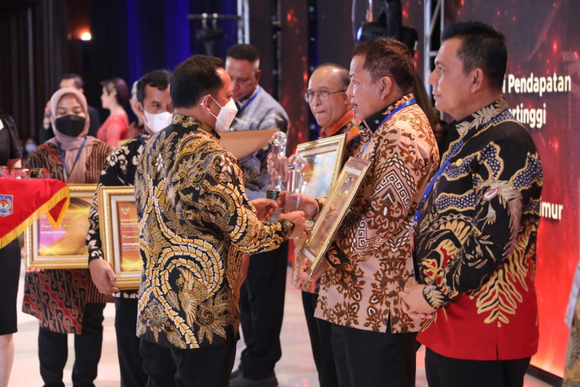 Gubernur Ansar Terima Penghargaan Sebagai Pemda Tertinggi Realisasi APBD Tahun 2021