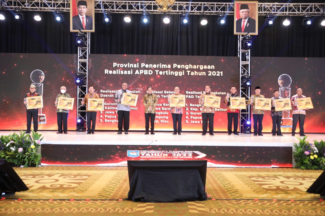 Gubernur Ansar Terima Penghargaan Sebagai Pemda Tertinggi Realisasi APBD Tahun 2021