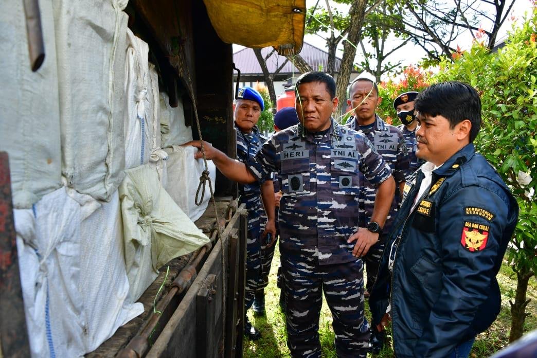 TNI AL Gagalkan Penyelundupan Miras dari Malaysia Senilai 8.8 Miliar