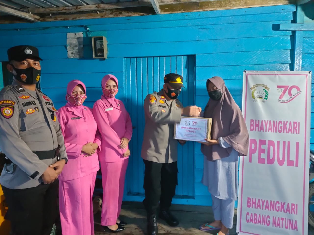 Polsek Bunguran Barat Bagikan Sembako ke Purnawirawan dan Warakawuri Polri