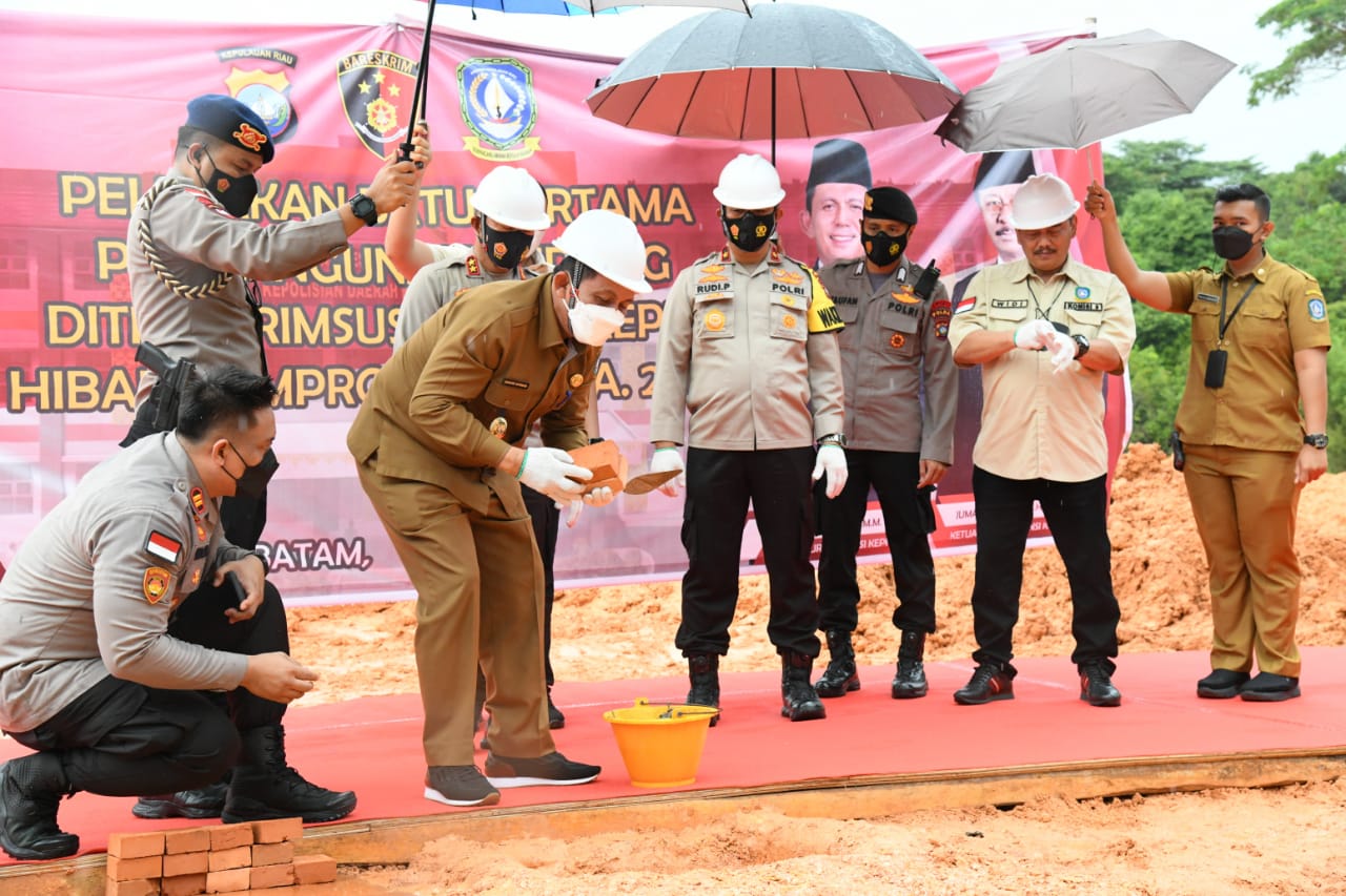 Gubernur Ansar Lakukan Peletakan Batu Pertama Pembangunan Gedung Ditreskrimsus Polda Kepri