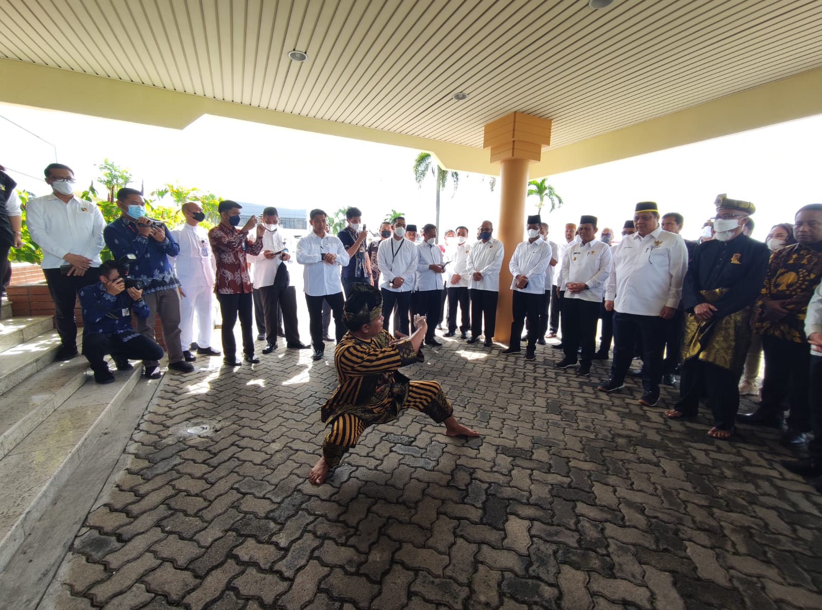 Gubernur Ansar Sambut Kedatangan Menko Perekonomian Airlangga Hartarto