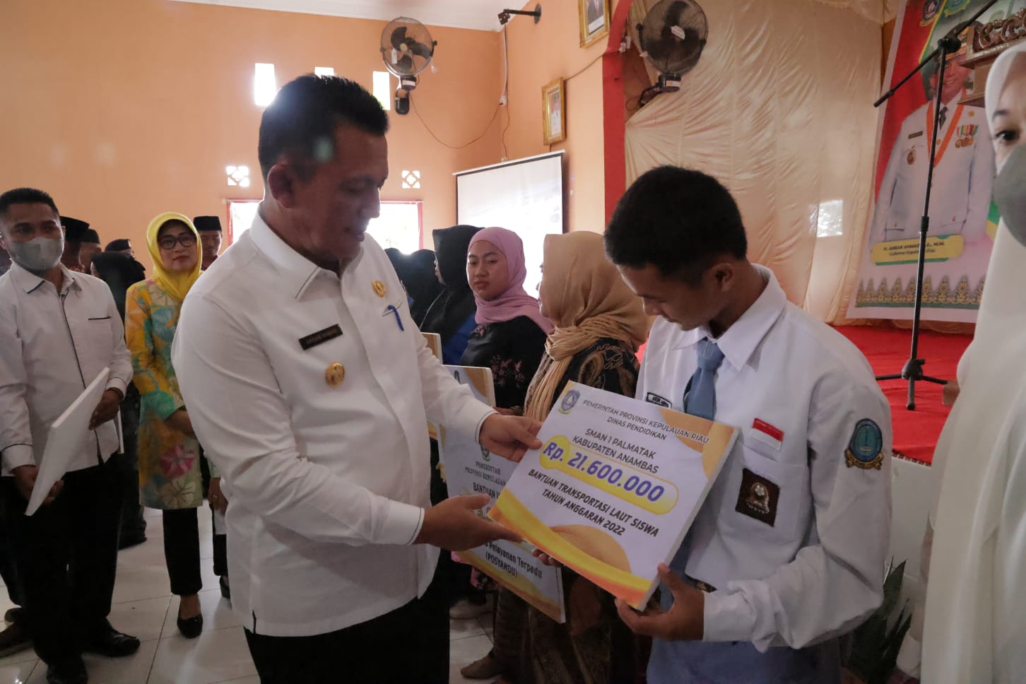 Gubernur Ansar Berikan Bantuan RT dan RW di Palmatak dan Tarempa