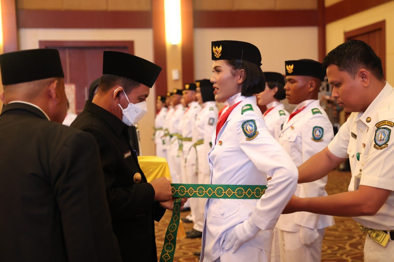 ubernur Ansar Kukuhkan 38 Anggota Paskibraka 2022 Provinsi Kepri