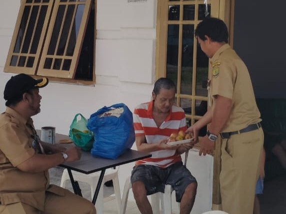 Dinsos Kota Tanjungpinang Salurkan Bantuan Lansia di Rumah Bahagia KSK