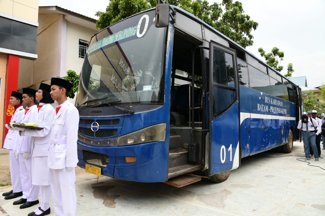 Pemprov Kepri Serahkan Bantuan Dua Bus Untuk SMKN 6 Batam 