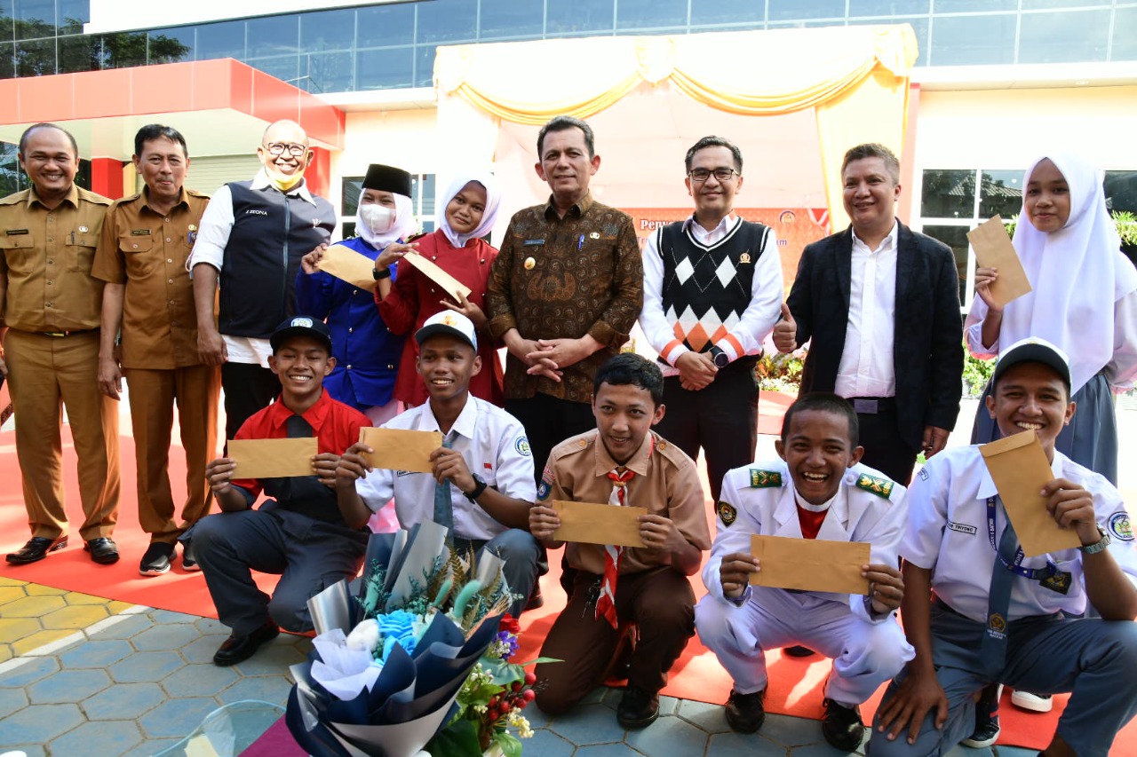 Pemprov Kepri Serahkan Bantuan Dua Bus Untuk SMKN 6 Batam 