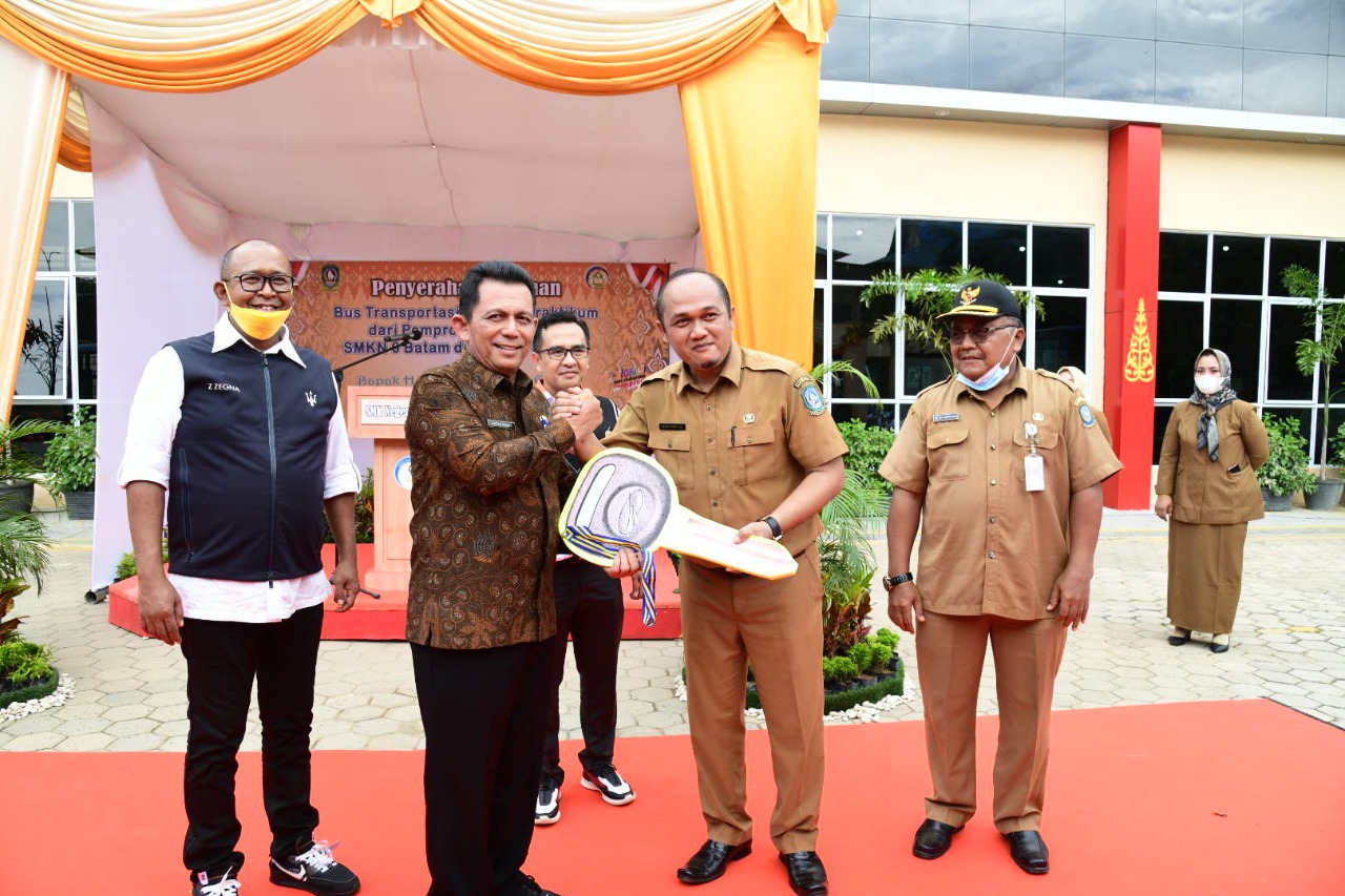 Pemprov Kepri Serahkan Bantuan Dua Bus Untuk SMKN 6 Batam