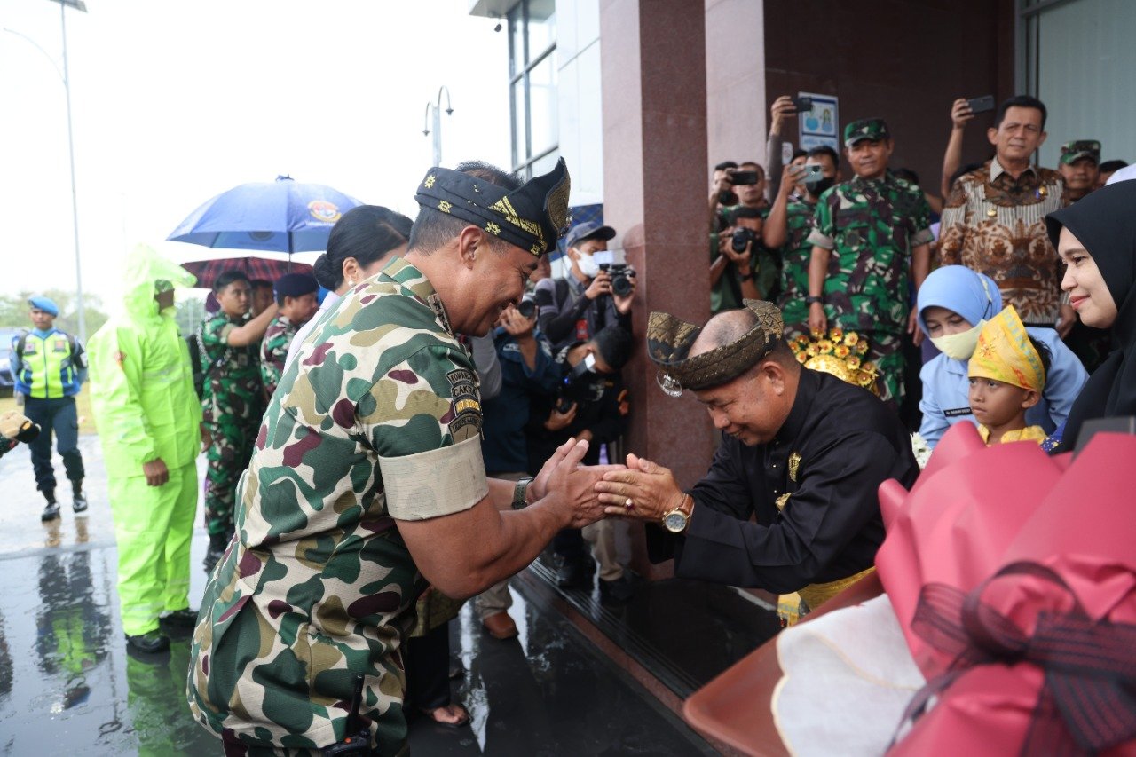 Kunker ke Tanjungpinang, Panglima TNI Jenderal Andika Disambut Prosesi Adat Melayu