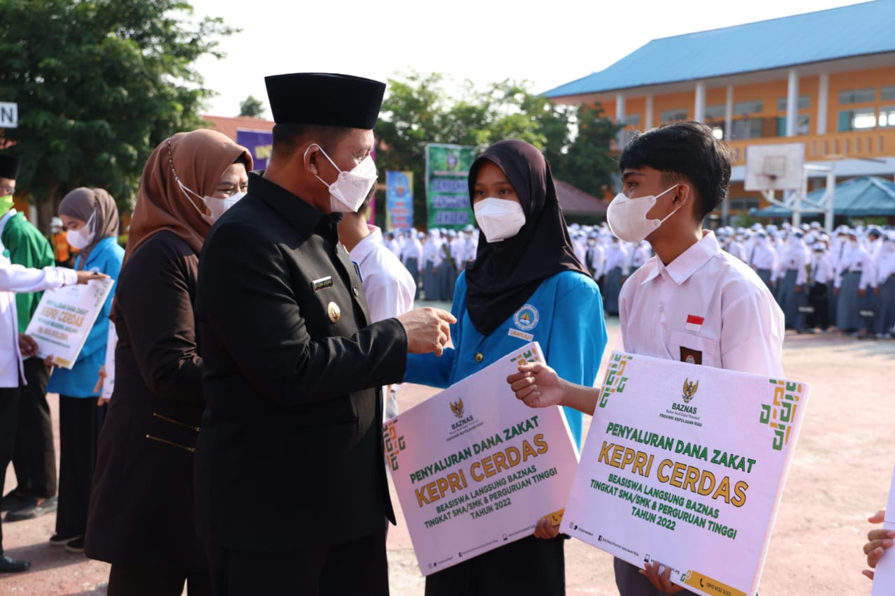 Pemprov Kepri Serahkan Bantuan Pendidikan di SMAN 1 Tanjungpinang