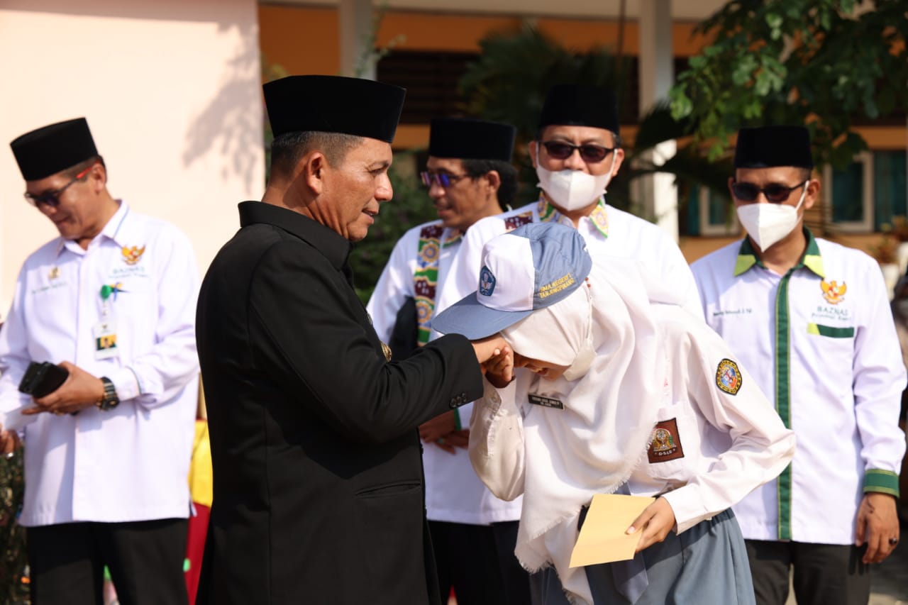 Pemprov Kepri Serahkan Bantuan Pendidikan di SMAN 1 Tanjungpinang 