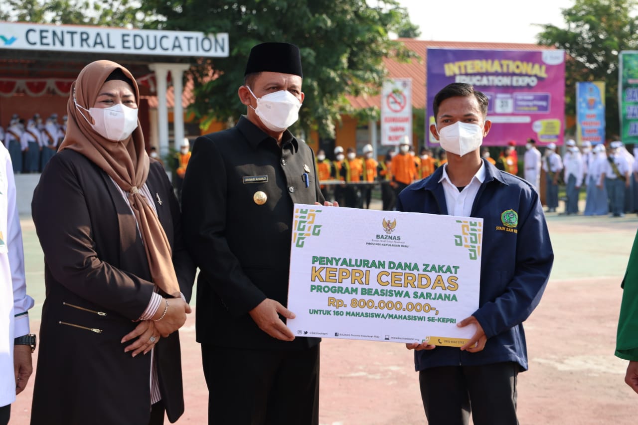 Pemprov Kepri Serahkan Bantuan Pendidikan di SMAN 1 Tanjungpinang 