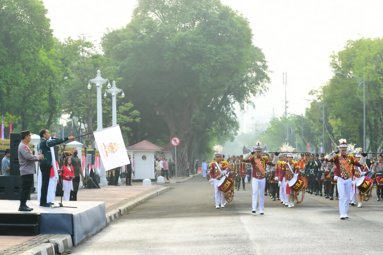 Presiden Joko Widodo Lepas Kirab Merah Putih di Bandung