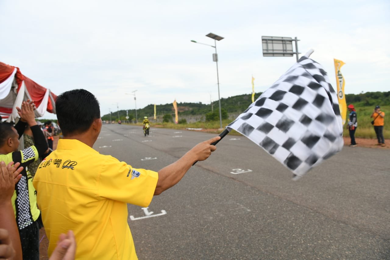 Ansar Kibarkan Bendera Start Kejuaraan Balap Motor Piala Gubernur dan IMI Kepri di Dompak