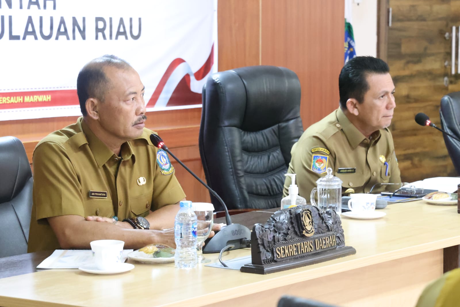 Gubernur Ansar Tekankan Pentingnya Rapat Evaluasi Rutin di Setiap OPD