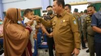 Gubernur Ansar Serahkan Insentif RT/RW dan Posyandu serta Bantuan Transportasi Siswa di Batam