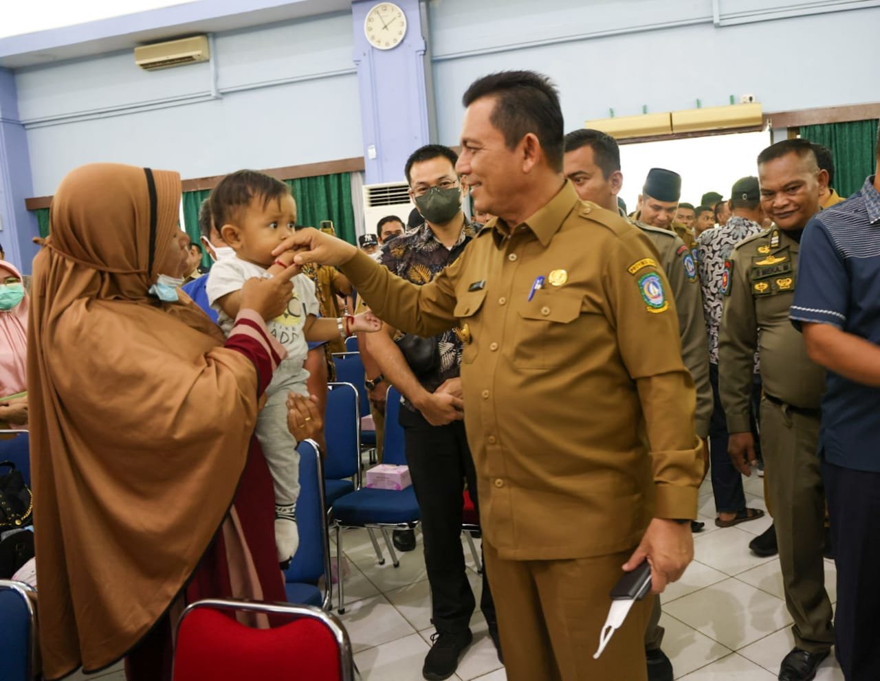 Gubernur Ansar Serahkan Insentif RT/RW dan Posyandu serta Bantuan Transportasi Siswa di Batam