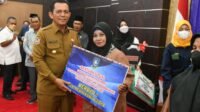 Masyarakat Karimun Terima Bansos dan Bantuan Pertanian dari Pemprov Kepri