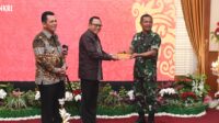 Gubernur Ansar Terima 'Token of Appreciation' Pecahan Uang Rupiah Emisi 2022