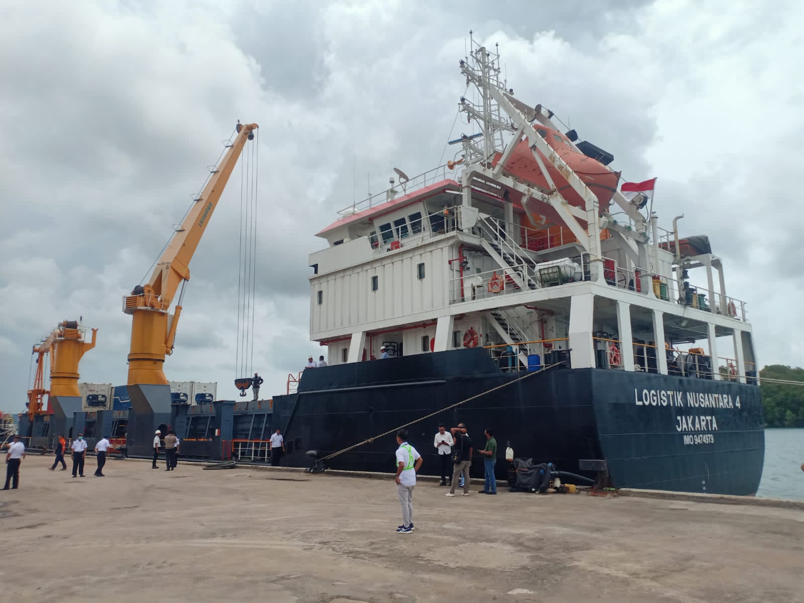 KM Logistik Nusantara 4 Sandar di Pelabuhan Sri Bayintan 