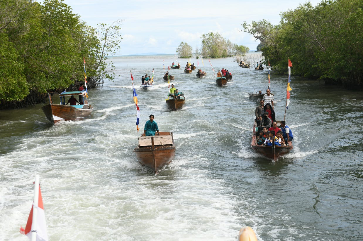 Puluhan Perahu Pompong Mengiringi Kapal Rombongan Gubernur Kepri
