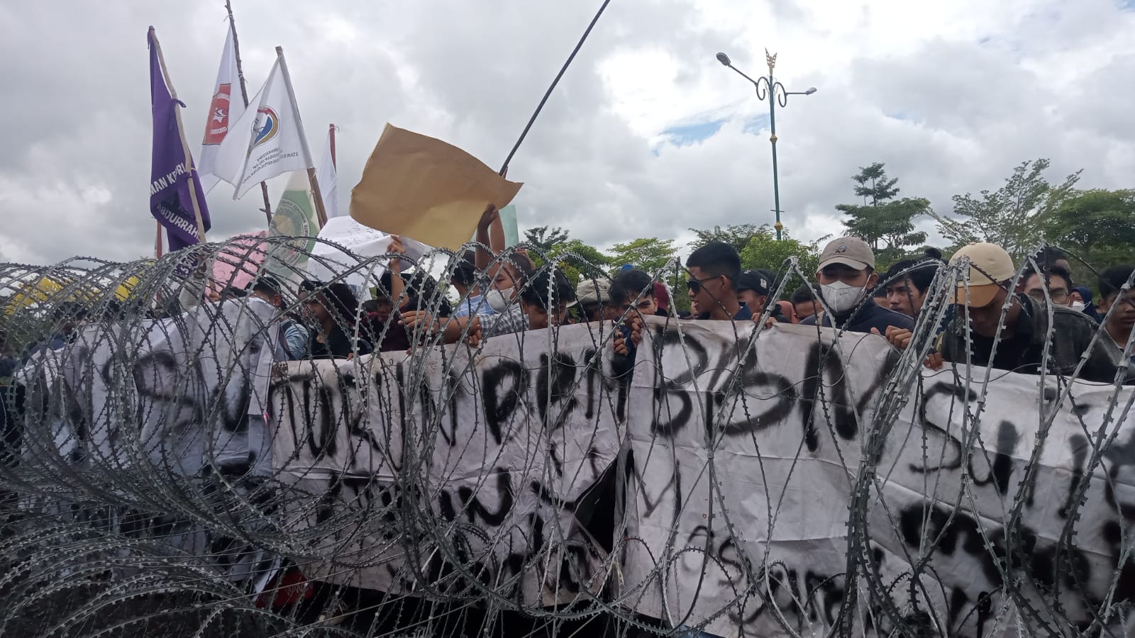 Ratusan Mahasiswa Geruduk Kantor DPRD Bintan Tuntut Turunkan Harga BBM