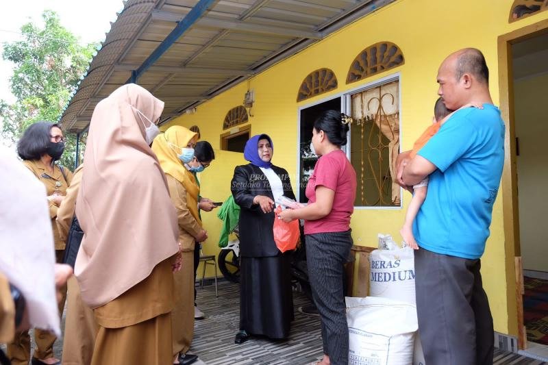 Wali Kota Rahma Salurkan Bantuan Cadangan Pangan Daerah di Tiga Kelurahan