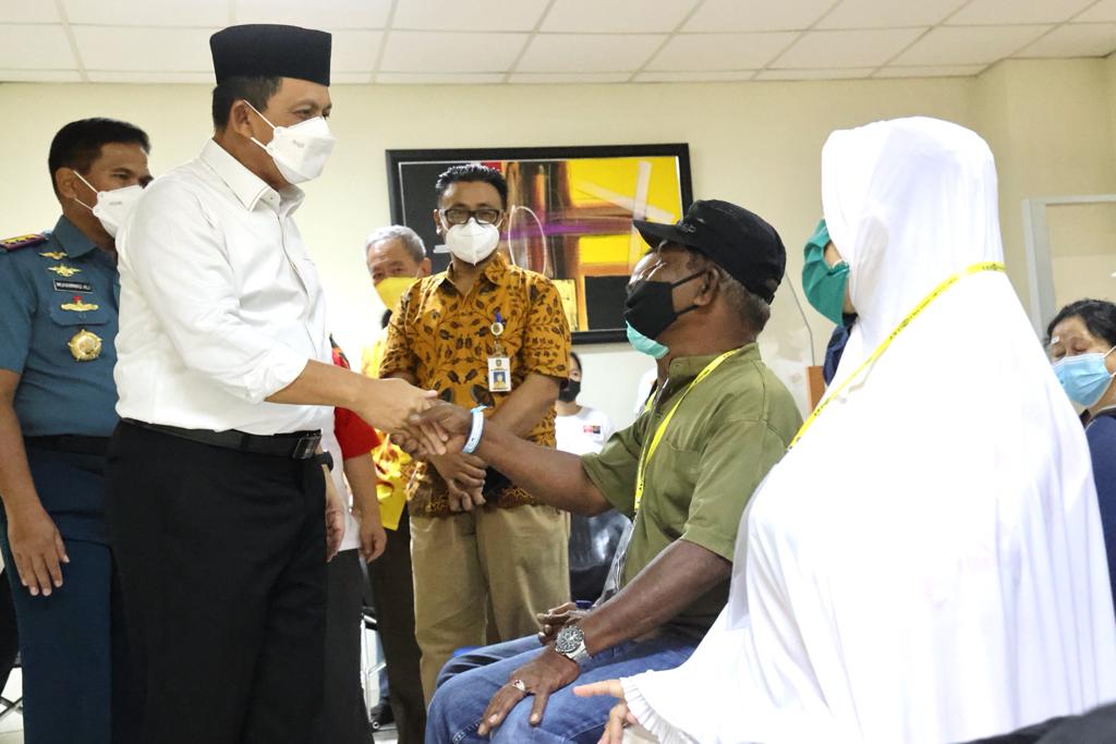Gubernur Ansar Tinjau Langsung Pelaksanaan Baksos Operasi Katarak Gratis
