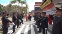 Prosesi Pedang Pora Pelepasan Anggota dan ASN Polresta Tanjungpinang yang Pensiun. (Poto Yto)