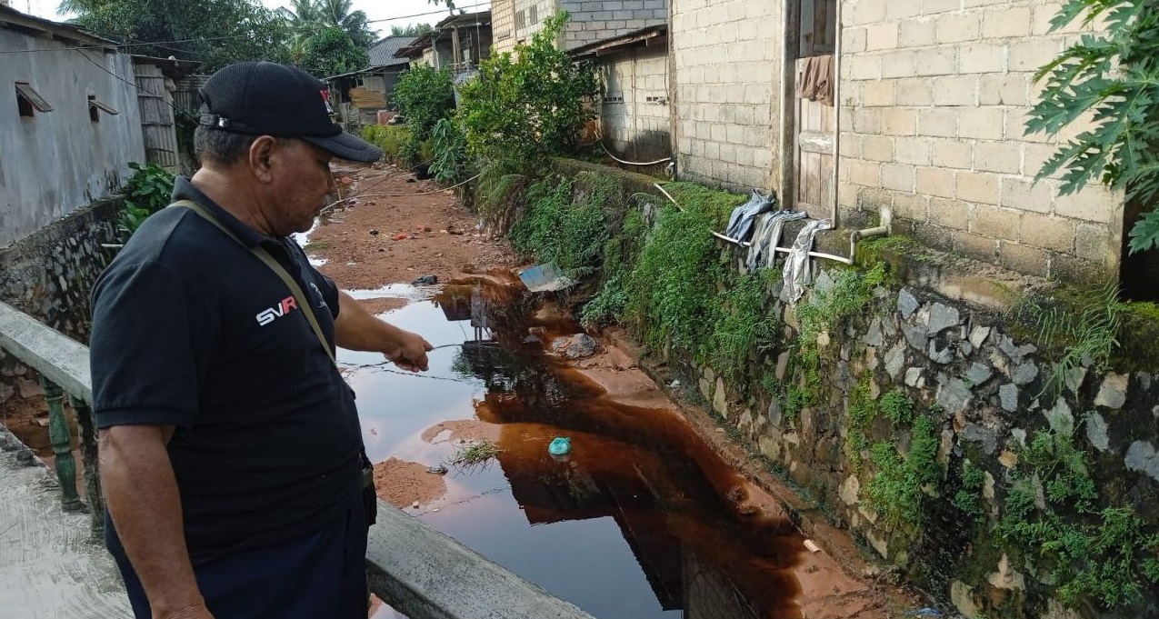 Warga serta Dinas Terkait Saat Cek Kelokasi Limbah. (Foto Istimewa)
