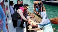 Kapolres Bintan Berikan Bantuan Sosial Kepada Nelayan dan Warga Pesisir di Perairan Desa Air Glubi, Bintan Timur, Kabupaten Bintan. (Foto Bentan)