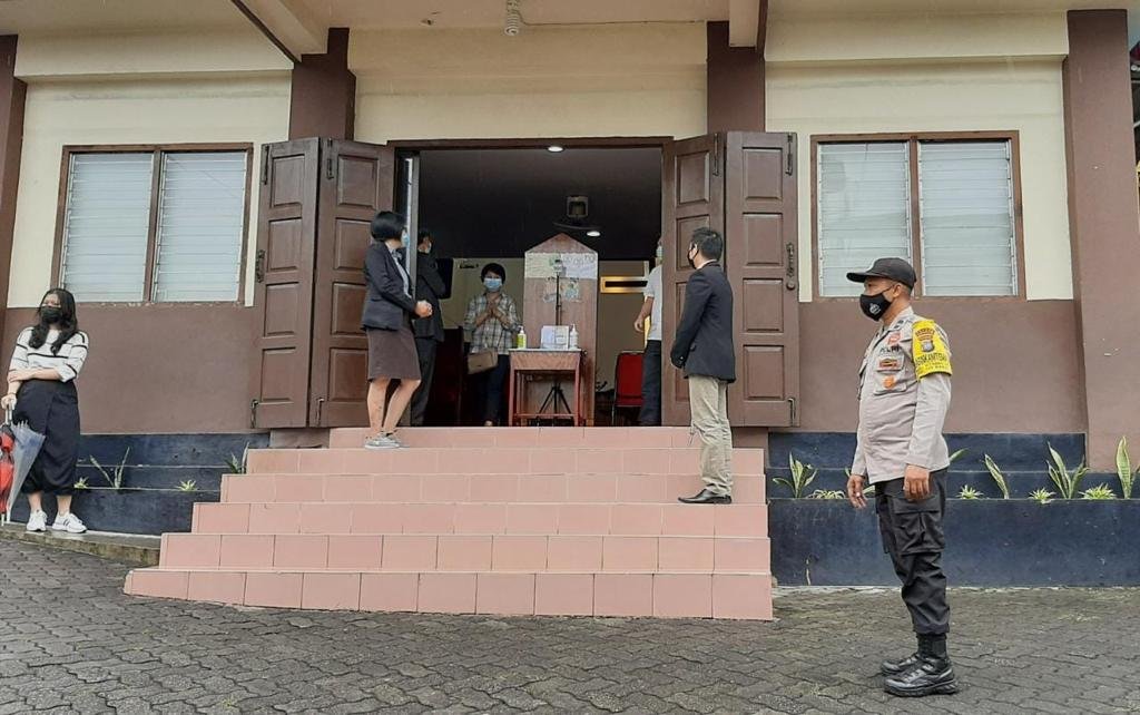 Petugas Kepolisian Polresta Tanjungpinang Lakukan Pengamanan di Gereja. (Foto Humas Polresta Tanjungpinang)