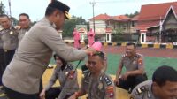 Kapolresta Tanjungpinang Kombes Pol Heribertus Ompusunggu Lakukan Tradisi Siraman ke 35 Personel yang Naik Pangkat. (Foto Bentan)