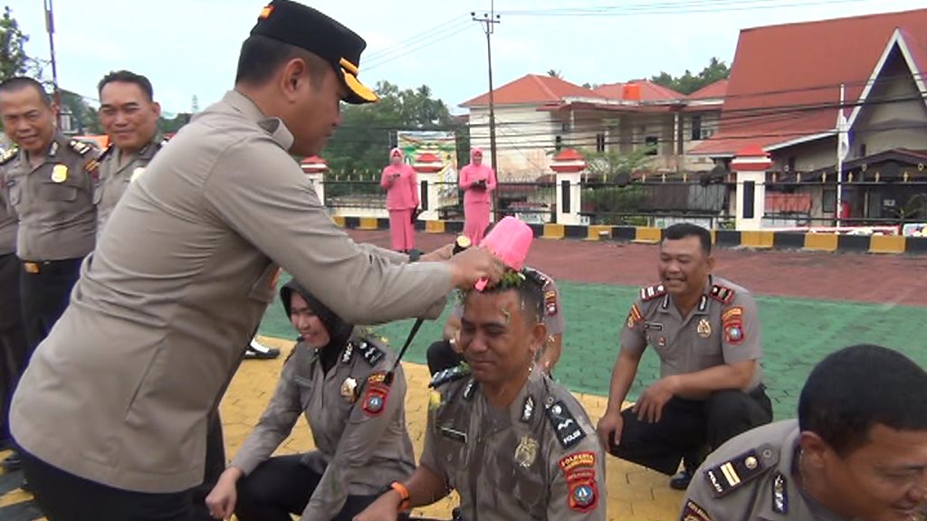 Kapolresta Tanjungpinang Kombes Pol Heribertus Ompusunggu Lakukan Tradisi Siraman ke 35 Personel yang Naik Pangkat. (Foto Bentan)