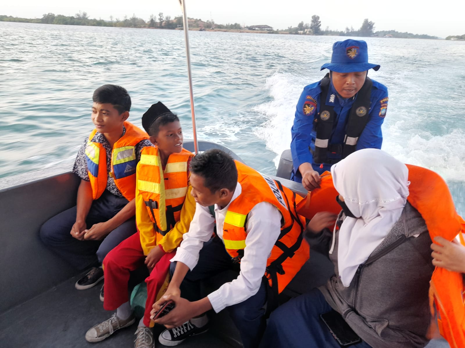 Sulit Transportasi, Kapal Ditpolairud Polda Kepri Jemput Belasan Pelajar di Pesisir Batam