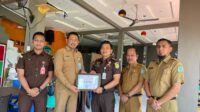 Kacabjari Natuna di Tarempa, Roy Menerima Langusng Penghargaan yang diberikan oleh Pemkab Kepulauan Anambas. (Foto Cabjari Natuna)