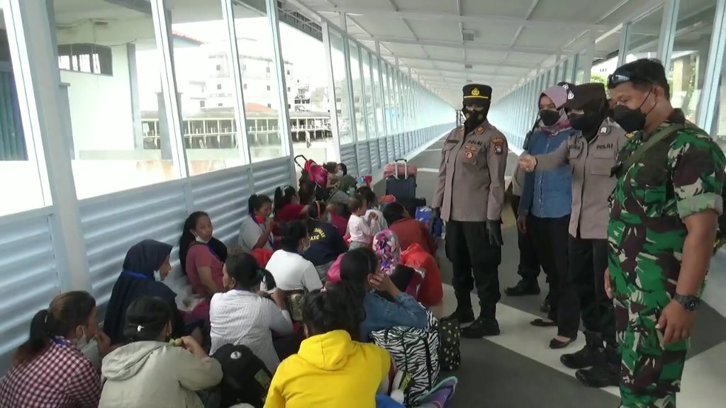 Polsek KKP dan TNI Lakukan Pengawalan Kedatang PMI Dideportasi dari Malaysia (Foto Dok Bentan)