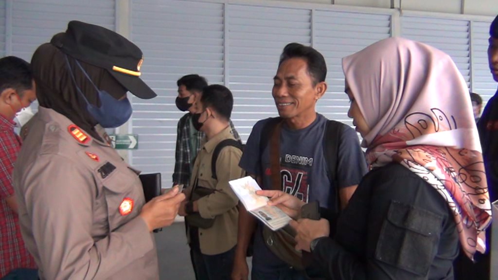 Polsek Kawasan Pelabuhan Melakukan Pengecekan Penumpang di Pelabuhan Internasional SBP Tanjungpinang (Foto Bentan)
