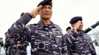 TNI Angkatan Laut dalam melaksanakan serah terima pemimpinnya (F. Koarmada I Tanjungpinang)