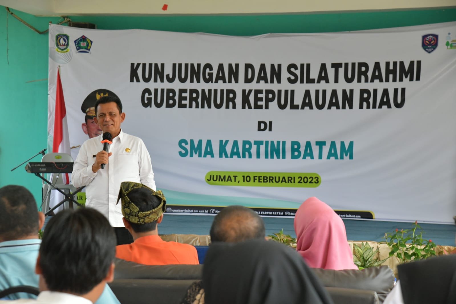 Kunjungi SMA Kartini Batam, Ini Pesan Gubernur Ansar