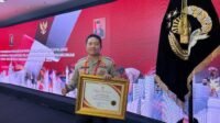 Kapolresta Tanjungpinang Kombes Pol Heribertus Ompusunggu Menerima Langsung Penghargaan Pelayanan Prima Polresta Tanjungpinang dari Kemenpan-RB