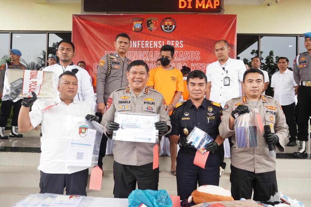 Kapolda Kepri Irjen Pol Tabana Bangun Menunjukkan Barang Bukti Pengunkapan Kasus pembuatan sertifikat vaksin ilegal di Batam. 